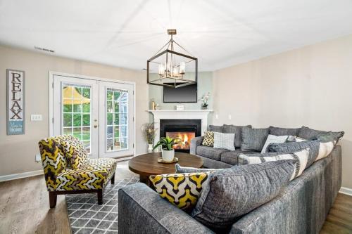 Cozy 2BR Retreat with BBQ, WIFI & Parking