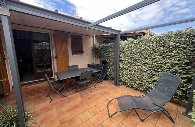 Cozy 2BR Villa with Mezzanine, Pool, A/C, Parking, Near Beach & Shops in La Franqui