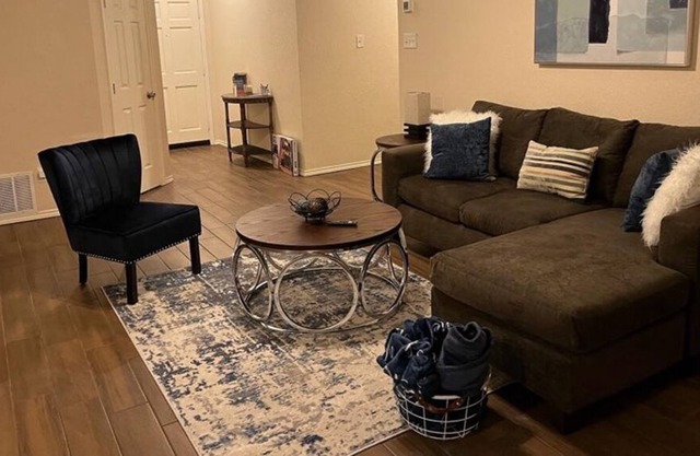 Cozy 3 bed Home with Yard - Centrally Located - Minutes to Stadium