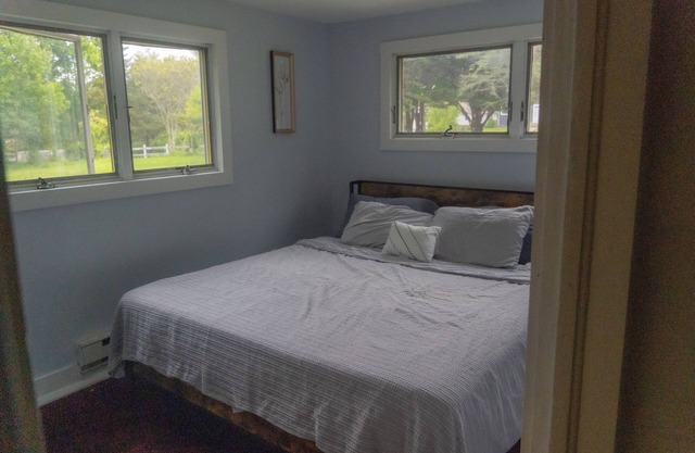 Cozy 3-bedroom apartment with AC and WiFi minutes from the Westerly beaches