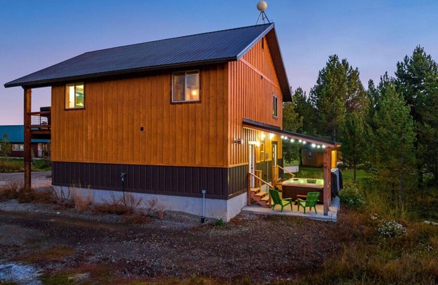 Cozy 3 Bedroom cabin w/Hot Tub and Game Room!