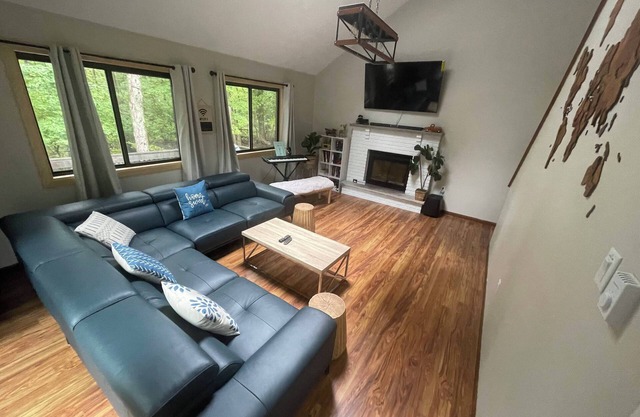 Cozy 3-bedroom cabin in enchanting Pocono Lake with AC, WiFi