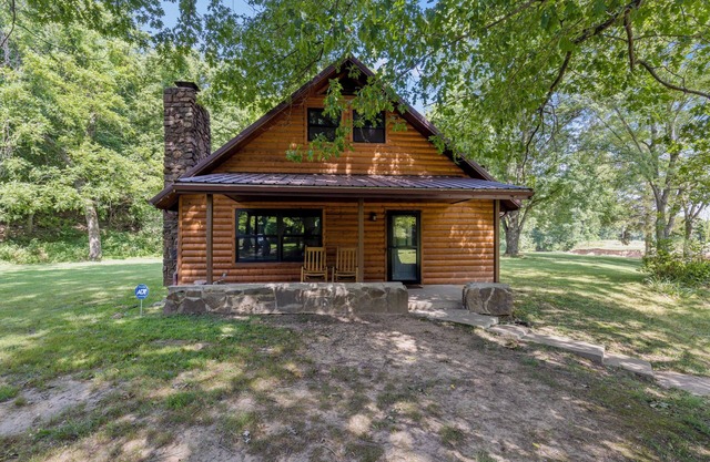 Cozy 3-bedroom cabin close to Grand Lake - a quiet country retreat with a creek