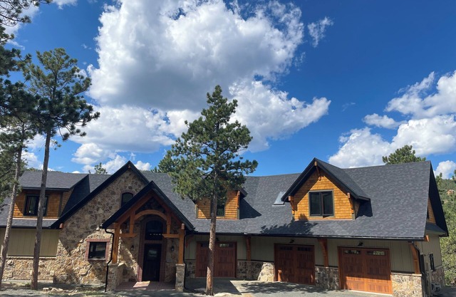 Cozy 3-bedroom cabin in peaceful Golden Colorado Rockies with WiFi