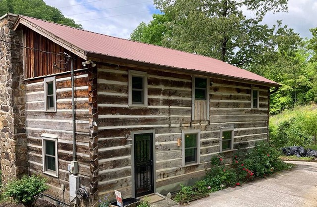 Cozy 3-bedroom cabin surrounded by nature