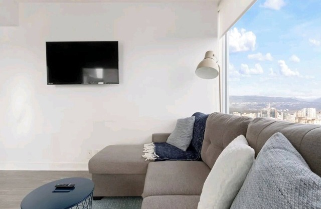 Cozy 3-bedroom condo with WiFi, fitness room in welcoming Kitchener