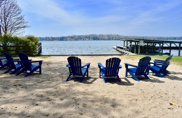 Cozy 3-bedroom Cottage, Vacation Lane, on Beautiful Hamlin Lake!