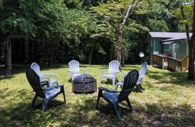 Cozy 3-Bedroom Cottage, Near the Lake