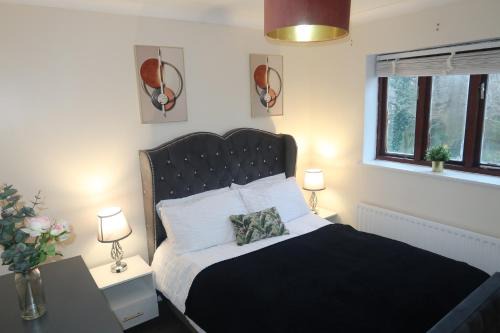 Cozy 3 Bedroom Home with Garden & Free Parking - Milton Keynes
