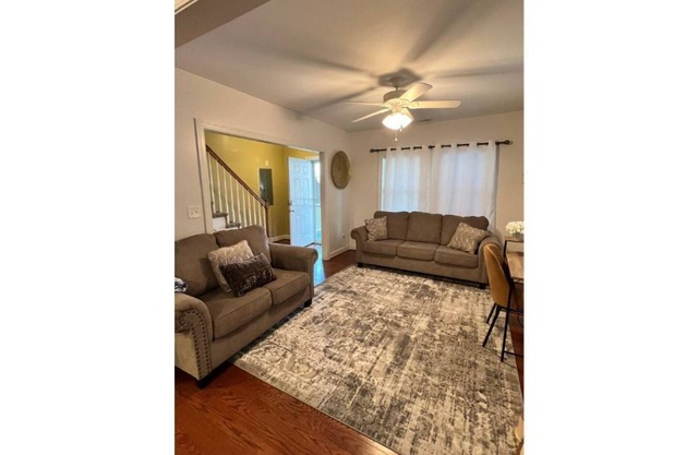 COZY 3 bedroom Getaway GEM, Close to All Sleeps 6!