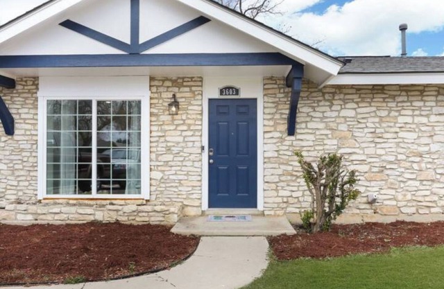 Cozy 3-bedroom home with AC and WiFi mins to Frost Bank CTR, Riverwalk, Alamo