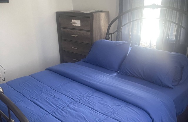 Cozy 3-bedroom house in charming Fayetteville with WiFi, AC.