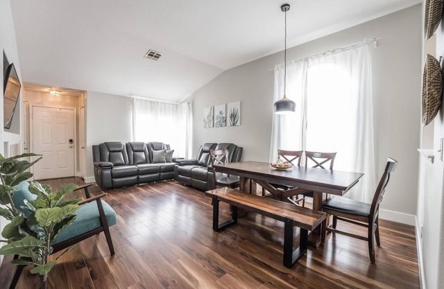 Cozy 3-Bedroom single story house, 15 minutes to the strip. Pet-Friendly.