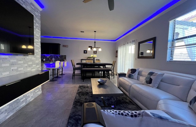 Cozy 3-bedroom townhome inHomestead , near Keys, with AC, full kitchen , WiFi