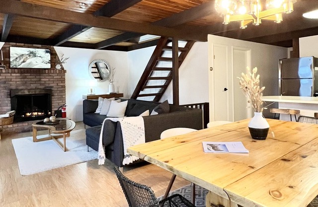 Cozy 3 bedrooms Chalet, 5 min to Windham skiing with New Hot Tub