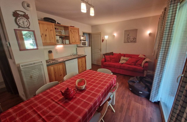 Cozy 3-Room Apt, Sleeps 6 - Near Ski Lift & Shops, Ground Floor