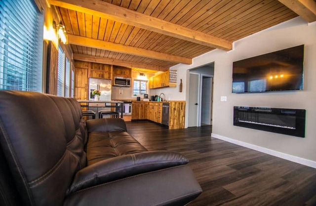 Cozy 3B/1B Home in Government Hill near Downtown Anchorage with Mountain Views