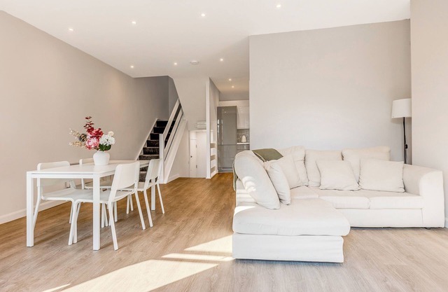 Cozy 3BR duplex Getaway with a terrace in Clapham