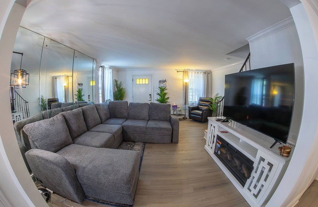 Cozy 3BR Home Retreat – PHL Stay w/Parking, near Airport, WiFi & AC