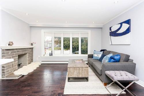 Cozy 3BR Home with Parking, Backyard and Near Transit