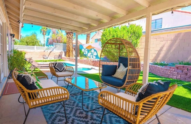 Cozy 3BR Home with spa & pool - 9 Mi to LV Strip!