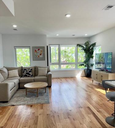 Cozy 3BR Retreat with Rooftop Near EWR & NYC Access