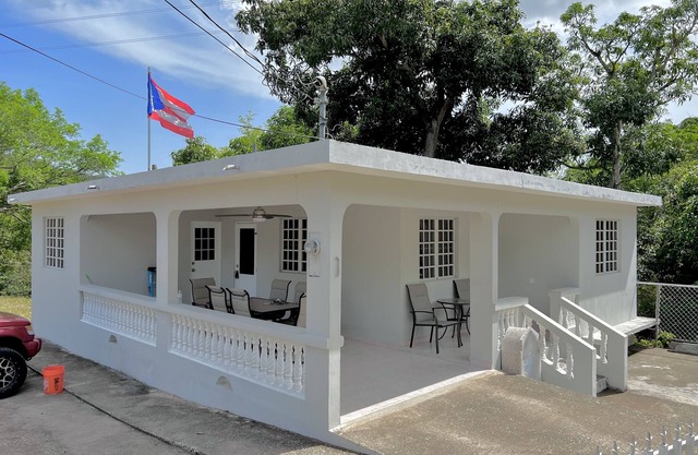 Cozy 4 Bedroom Country Paradise Getaway! Wifi and Self Check In/Out!