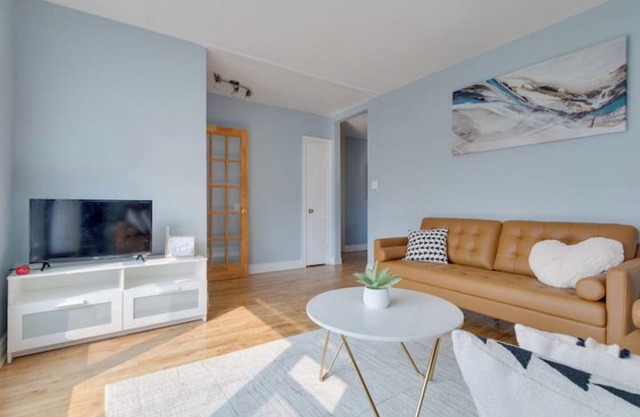 Cozy 4-Bedroom Home - 15 minutes From Montreal Downtown