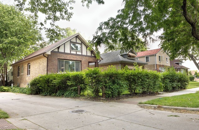 Cozy 4-bedroom house in adorable Evanston with WiFi, AC