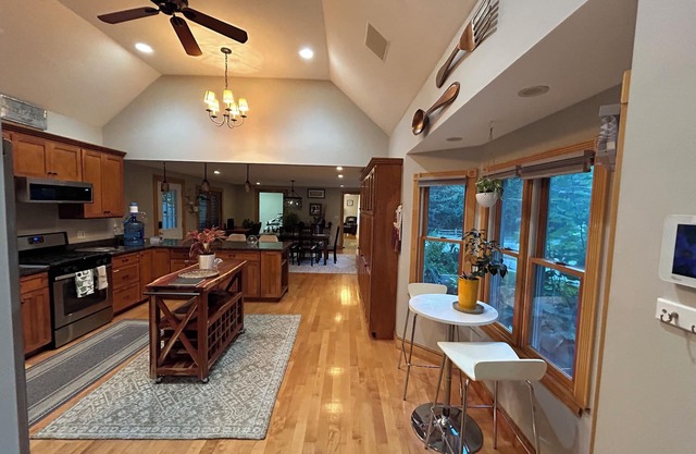 Cozy 4-bedroom house in superb Woburn with WiFi, AC - 16 mins to Boston