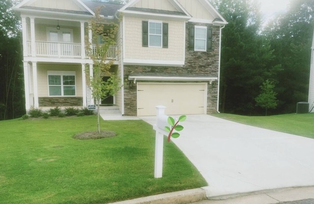Cozy 4 Bedrooms 🏡 with parking on Premise