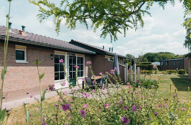 Cozy 4-person bungalow on the Veluwe with sunny garden & car-free path. Ideal for a family vacation or weekend getaway.
