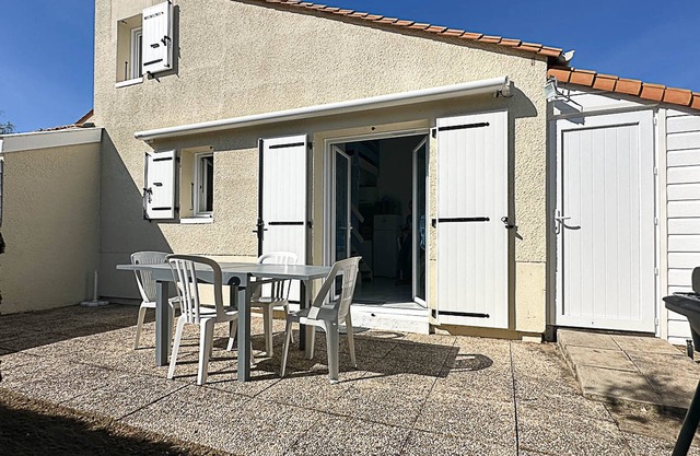 *Cozy 4-Person House with Pool, Tennis, Near Beach - La Palmyre*