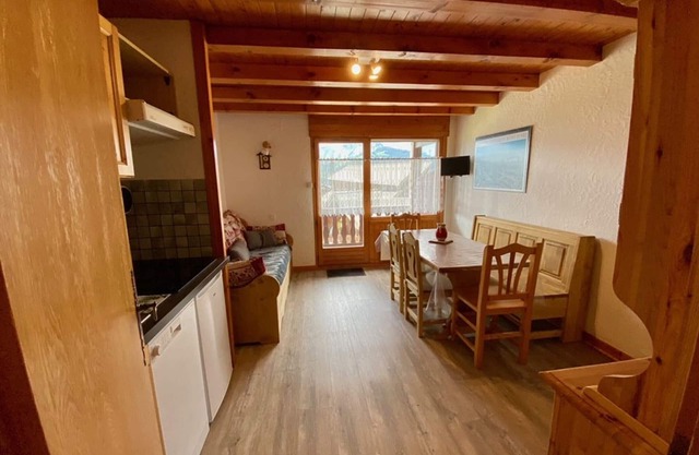 Cozy 4-Person Ski Apartment near Slopes, Crest-Voland