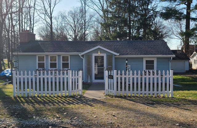 Cozy 4-season Cottage in Dowagiac, MI - 25 miles from Notre Dame & St. Joseph’s