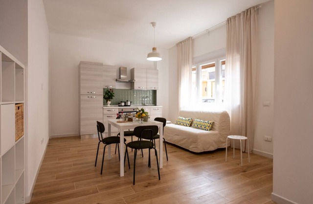 Cozy 40 sqm studio, for 4 people, located on the ground floor of a modern building. The property is located in a strategic area of ​Piombino, an ideal starting point for exploring the city and the Tuscan coast. A few minutes from the historic center