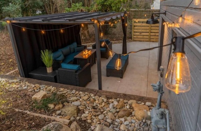 Cozy 4Bd Bungalow w/Private Backyard Lounge and Game Room Mins to Downtown