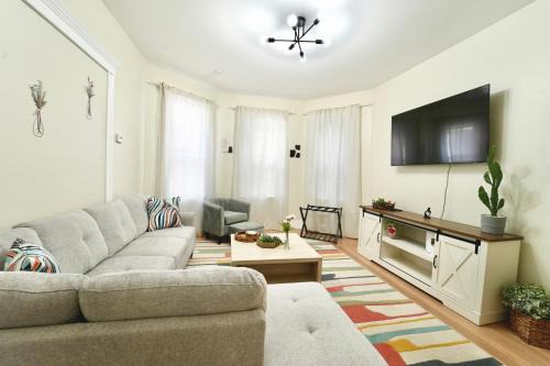 Cozy 4BD2BA Near Boston-Encore-T-Station and Diners