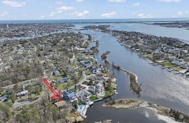 Cozy 4BR Lagoon Cottage, King Bed, Hot Tub, Game Room, Gym, Family Fun, kayaks