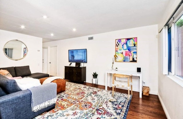 Cozy 5-bedroom with huge private backyard! Perf 4 reunions & recently renovated!