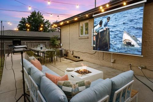 Cozy 5BR - Outdoor Theater, Fire Pit, Games