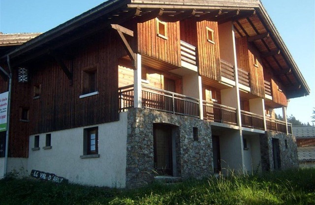 Cozy 6-Person Apartment Near Ski Lifts and Shops