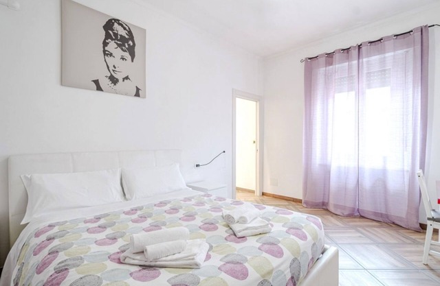 Cozy 72 sqm apartment in Turin, perfect for 4 guests, located on the fourth floor of an elegant 1930s building (no elevator). It features two balconies with bright views. The property is in a lively and well-served area, just steps away from shops, resta