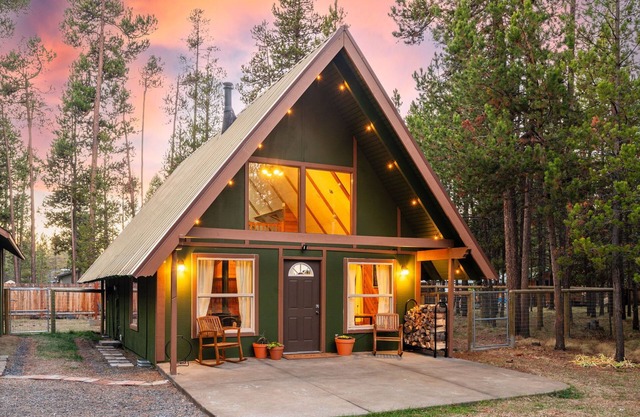 Cozy A frame cabin near the Deschutes River.