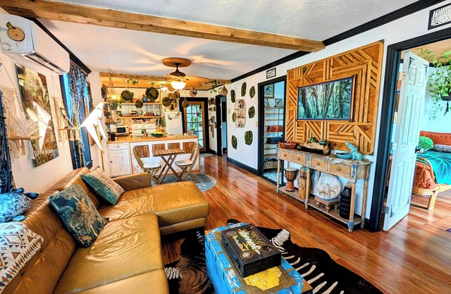 Cozy AF Jungle-House Hideaway