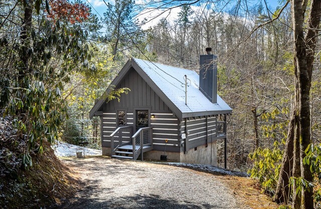 Cozy and Comfortable. Hot tub on your Private Deck.