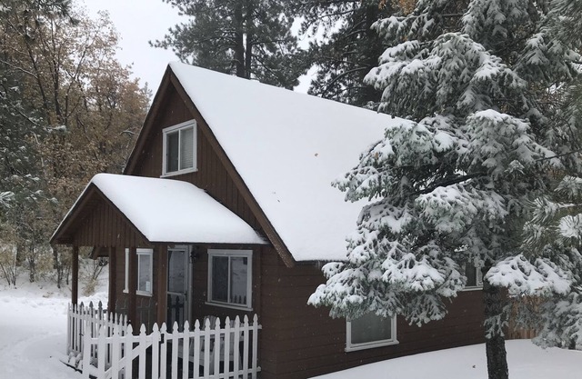 Cozy and cute ski cabin only 3 miles from Snow Valley. Hiking trail close by.