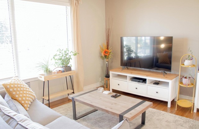 Cozy and Landscaped Bungalow, Pet Friendly