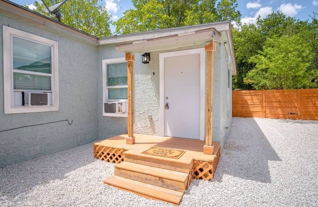 Cozy and Lovely 2BR 1BA Near Lively Downtown