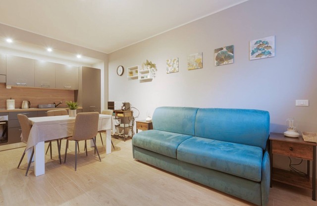 Cozy and modern 30sqm studio apartment, able to comfortably accommodate up to 2 people, located in the basement of a building WITHOUT a lift (steps to access it). The apartment is located in a strategic position, just a 5-minute walk from the Affori st